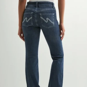 Blå bootcut jeans - Snygga blå bootcut jeans med låg midja, de är snygga fota detaljer på fickorna. De har en klassisk femficksdesign och stängs med dragkedja och knapp. Knappt använda. Dom kommer ifrån Nelly och jag säljer dom då dom är lite för korta på mig. 💕