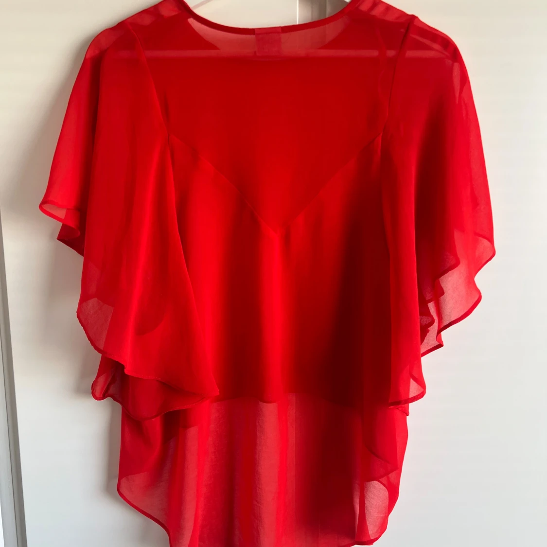 Röd blus med volangdetaljer - 1