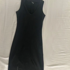 Svart ärmlös klänning - Snygg svart, tajt ärmlös klänning med v-ringning. Säljes då den är för liten, tyvärr är lappen bortklippt men är troligen på H&M eller liknande. 