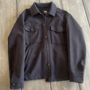 Overshirt - Snygg overshirt som passar perfekt till våren. Den är storlek L men skulle säga att den även passar M. Den är använd en gång men märkte att den var för liten så säljer nu den för ett väldigt bra pris! Hör av er vid funderingar 