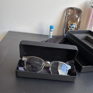 Solglasögon all cap one - Tja, säljer ett par snygga all cap one solglajjer. De är nästan aldrig använda endast ca 3 gånger. Passar perfekt nu till sommaren o nu på våren.🙌