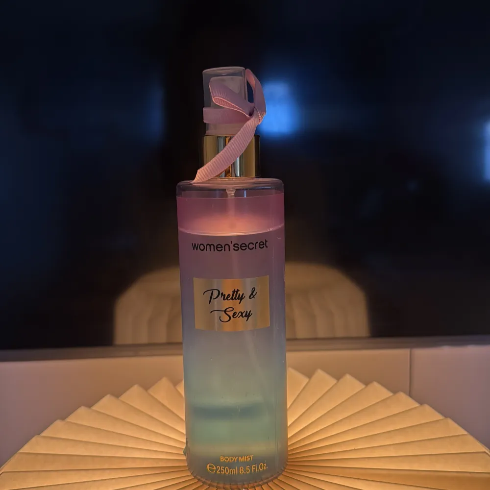 Fräsch och förförisk body mist från Women'secret i en stilren flaska med rosa och blå gradient. Flaskan rymmer 250 ml och har en praktisk sprayfunktion. Perfekt för att ge en lätt och uppfriskande doft under dagen. Andvänd få gånger. . Perfume.