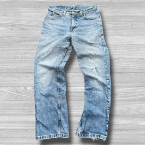 Lee jeans - Säljer ett par klassiska blå jeans från Lee. De har en straight passform och är tillverkade i slitstarkt denim. Jeansen har en knappgylf och bälteshällor, samt en snygg läderpatch med Lee-loggan på baksidan.