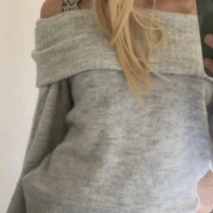 Grå offshoulder tröja - Säljer en jättefin grå offshoulder tröja med långa ärmar. Super fin och jätte skön och perfekt både till finare tillfällen men även bara hemma 