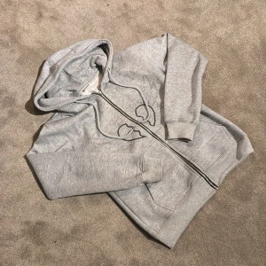 Zip hoodie - Zip hoodie | Grå | stl xs | bra skick | snabb frakt | besvarar eventuella frågor!