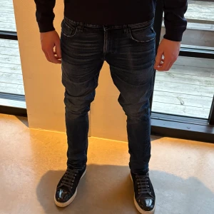 Mörkblå Replay jeans - Snygga mörkblå jeans med en slim passform. Byxorna har en klassisk femficksdesign och är perfekta för en stilren look. De har en dragkedja och knappar framtill.