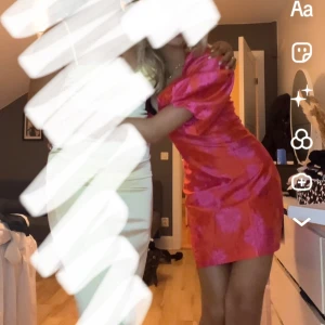 Klänning - En superfin klänning med öppen rygg  i storlek Xs från Zara💖 hör av dig vid frågor/fler bilder🌸 endast använd 1 gång!