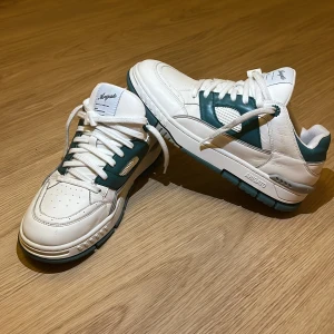 Axel Arigato Skor - -Storlek 43 - Skick 9/10 - Nypris runt 3200kr - Hör gärna av om ni har frågor eller funderingar🙌🏼😊