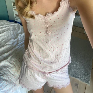 Pyjamas set - Såå gulligt pyjamas set med rosa prickar och spets