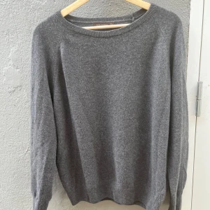 Grå tröja från Oscar Jacobson - Säljer en stilren grå tröja från Oscar Jacobson. Tröjan är endast använd ett fåtal gånger. Halsen är väldigt rundad. Storlek M och säljs för 400. Hör av er vid intresse!