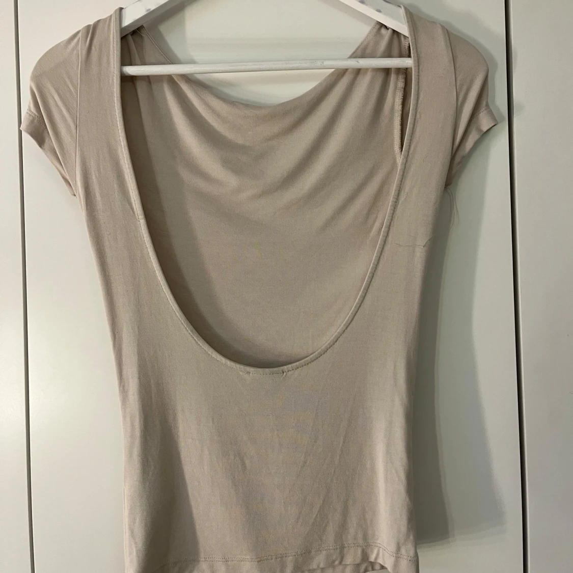 Beige kortärmad topp med öppen rygg - 1