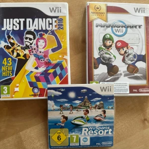 Tre Wii-spel - Säljer tre populära Wii-spel: Just Dance 2016 med 43 nya hits, Mario Kart Wii där du kan tävla med Mario och Luigi, och Wii Sports Resort som erbjuder olika sportaktiviteter. Perfekt för spelkvällar med vänner och familj! 🎮 europeiska utgåvor som tyvärr inte fungerar på vad som visade sig vara ett amerikanskt Wii, säljer därför vidare till någon som kan ta glädje av dessa! 