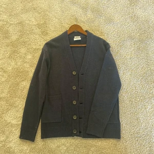 Lindebergh Cardigan - As fet stickad cardigan från lindebergh , inga deffekter och ny pris på denna är 699 / vi säljer för 399