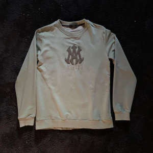 Amiri Sweatshirt  - Säljer nu min Amiri sweatshirt då den inte faller mig i stilen längre. Den är använd ett fåtal gånger och är i ett utmärkt skick. Tröjan sticker ut och är perfekt nu till varmare väder!