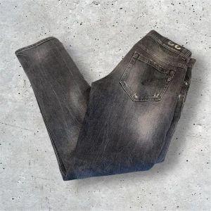 Dondup George | 33 - Dondup slim fit jeans - skick 9/10 - nypris 3500kr - snygg och sällsynt färg - skriv vid funderingar - han på bilden är 186cm, 73kg