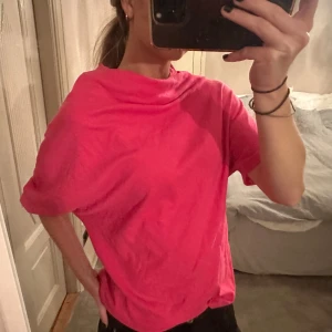 Rosa t-shirt - Säljer en härlig rosa t-shirt med korta ärmar och en lös passform. Perfekt för en avslappnad stil 🩷från COS 
