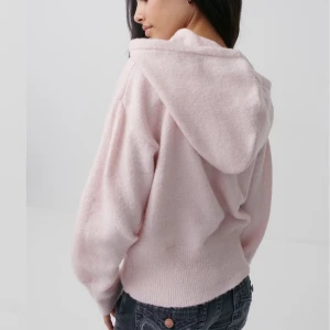 Ljusrosa stickad hoodie - Mysig ljusrosa hoodie med luva och ribbade muddar. Använd 1 gång, slutsåld på hemsidan! Storlek 146-152 men passar mig som brukar ha xxs🩷