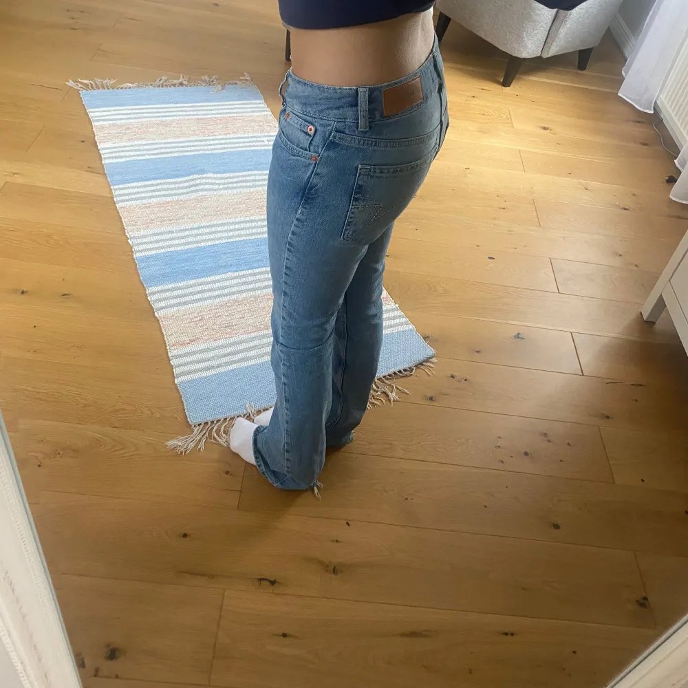Snygga blå bootcut jeans från Junkyard, sparsamt använda men ett litet håll på bakfickan som går att fixa💞strechigt material så formar sig efter kroppen, mer som än S än Xs. Farkut & Housut.