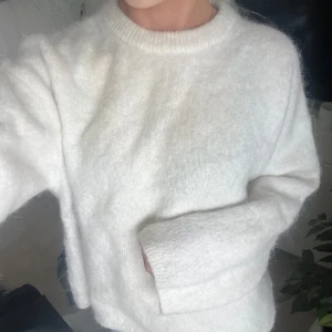 vit mohair tröja, hm premium - superfin! lite missfärgad vid bröstet pga parfym, därav priset ☺️färgen är lite beige/vit 💓inget man tänker på dock!