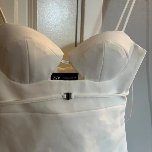 Vit fest topp - Super fin fest topp som aldrig är använd, prislappen är kvar!