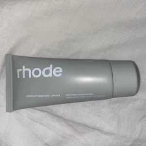 Barrier Restore Cream från rhode - ANVÄND ENDAST EN GÅNG!!! Köpt från en svensk/norsk hemsida och kommer med förpackningen.
