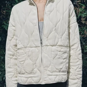 Beige Zara jacka - Fin beige jacka från Zara, använd sparsamt. Jätte fin och bra jacka nu till våren. Pris kan diskuteras.Skriv gärna innan köp då annonsen ligger ute på vinted också☺️