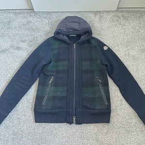 Moncler cardigan  - |Säljer nu denna unika Moncler cardigan|Den är i bra skick och helhetsintrycket är fint|Vid eventuella frågor är du välkommen att kontakta oss|