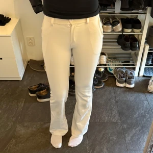 Vita kostym byxor  - Vita kostymbyxor från design by si i storlek xs, midjemått 32 o innerbenslängden 79, gylfen e lite svår att få upp ibland och lite smutsiga vid fötterna där av priset 