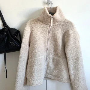 Teddy jacka - Säljer min slutsålda & populära jacka från H&M! 💕passar XXS-S! Använd ca 2-3 gånger⭐️ 