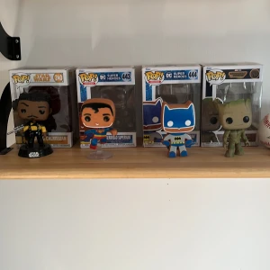 Funko Pop! Samlarfigurer - En samling av Funko Pop! figurer inklusive karaktärer från Star Wars, DC Super Heroes och Marvel. Figurerna inkluderar Lando Calrissian, Superman, Batman och Groot. Perfekt för samlare eller som dekoration i hemmet.