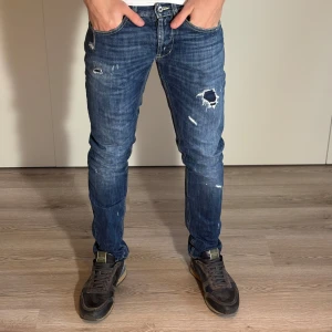 Dondup George - Dondup George med goa slitningar. Är W33 men passar W32. Hör av dig vid minsta fundering!