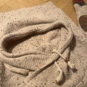 Scotch & Soda stickad hoodie - Presenterar: Stickad Scotch & Soda hoodie i ett skönt ullmaterial. Tröjan är i storlek M, sitter som M och har en väldigt bra passform. Hör av er vid fler funderingar!