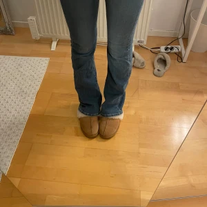 Levis jeans - Säljer ett par snygga bootcut jeans från Levis. Inte mycket använda alls!! Strl 25/32, med medelhög midja, lite åt de lågmidjade skulle jag säga. Säljer då de blivit för små för mig 👖nypris 1259kr, 600kr eller bud