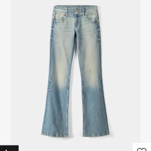 Lågmidjade bootcut jeans - Snygga ljusblå bootcut jeans som är lowwaist. Aldrig använda då jag beställde fel storlek. De är slutsålda 