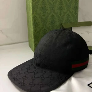 Svart keps från Gucci - Snygg svart keps från Gucci med det klassiska GG-mönstret. Box och tags INGÅR I KÖP !☺️ kvitto finns dessutom 