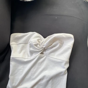 Vit tubtopp - Säljer denna finna vita tubtopp. Perfekt för en varm sommardag😎Kontakta för fler bilder💞💞