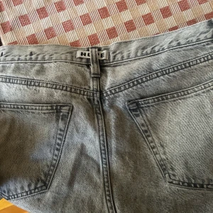 Grå jeans från Hope - Säljer ett par grå jeans från Hope med en klassisk rak passform. Jeansen har en stilren design med fem fickor och knappgylf. Perfekta för en avslappnad look. Hope rush strl 30 light grey. Nypris 2k