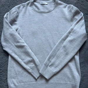 100% merino från J. Lindeberg - Säljer en stilren grå tröja från J. Lindeberg. Tröjan har en klassisk design med rund hals och långa ärmar. Tröjan har ings defekter. Bara och höra av sig vid funderingar
