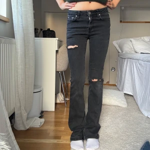 svarta jeans med hål - Super fina jeans skriv till mig vid frågor!💓