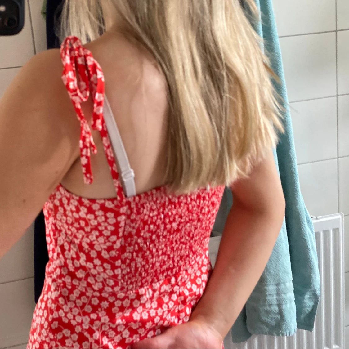 Röd blommig klänning med knytband - 1