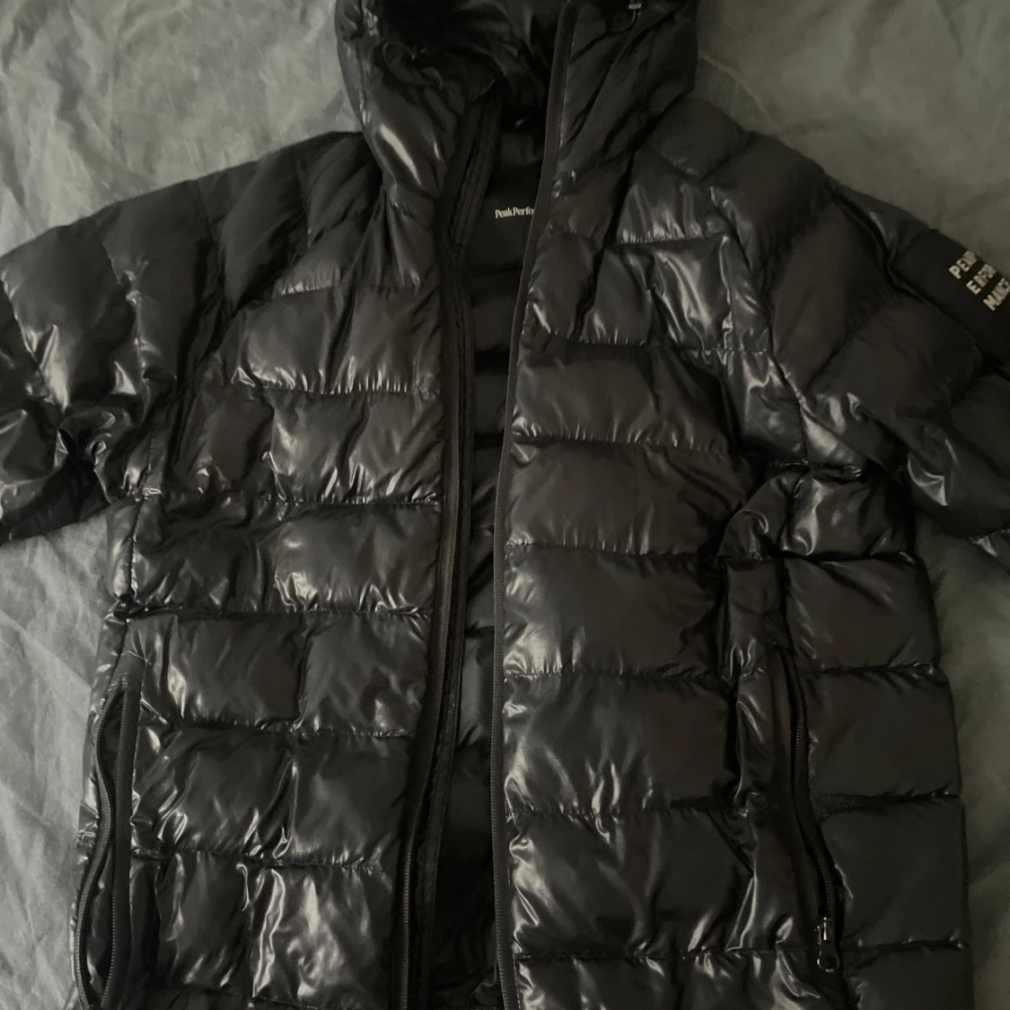 Svart pufferjacka från Peak Performance