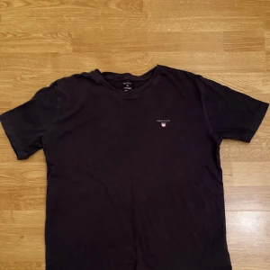 Gant T-shirt - Svart Gant T-shirt i storleken 176. Har växt ut den så kommer ej till användning. Hör av er för fler frågor