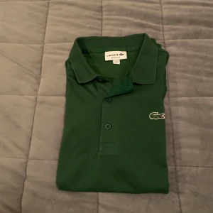 Lacoste piké - Lacoste piké i jättefint skick. Använt fåtal gånger. Hör av er vid funderingar 😊