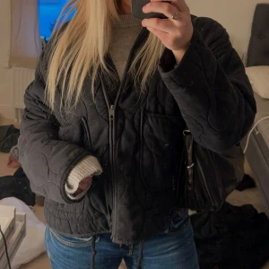 Quiltad Zara jacka - Säljer min superfina populära Zara jacka, den säljs inte längre och är mycket eftertraktad 🩷 Den är i fint skick och i storlek L men passar mig som brukar ha XS - M i vanliga fall. Skriv kring frågor om du undrar något ! 🩷