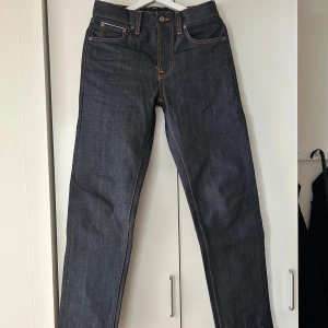 Nudie Jeans Rad Rufus - Nudie Jeans Rad Rufus Dry Selvedge.                       Helt nya!! Ändast provade hemma. säljes pga stor i storleken då dessa mäts till storlek W30 Storlek på lappen W28