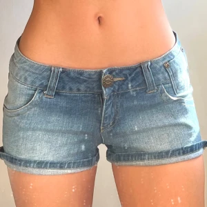 Jeansshorts  - Midjemått: 38cm 💖läs min bio innan ni skriver 