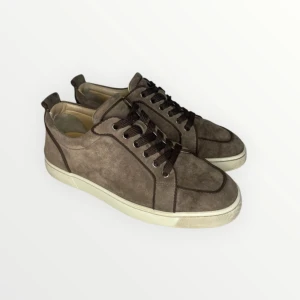 Christian Louboutin  - Christian louboutin skor i fint skick! Kommer med dustbag och tag från Vestiaire collective. Skorna är i size 40, inga skador osv!  Självklart äkta, hör av er för mer frågor!⭐️