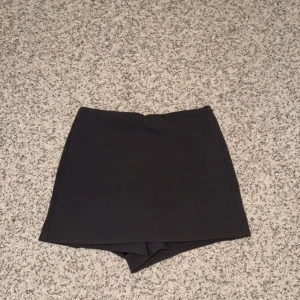 Mörkgråa skort ifrån Zara  - Snygg mörkgrå skort ifrån Zara med en stilren design. Passar bra till både vardag och festliga tillfällen.