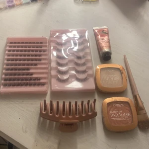 Set med lösögonfransar och smink från L'Oréal - Säljer ett set med olika lösögonfransar och smink från L'Oréal. Inkluderar individuella fransar och hela fransrader för olika looks. Två puderrouge 'Blush of Paradise' och en sminkborste ingår också. Perfekt för att skapa en glamorös look.