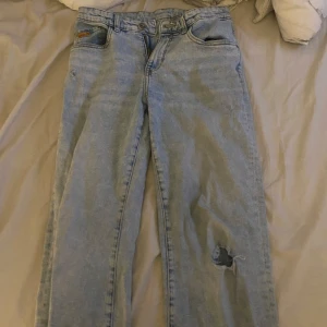 Ljusblå jeans - Säljer fina ljusblåa jeans. Använd ett par gånger. Men bra skick!❤️